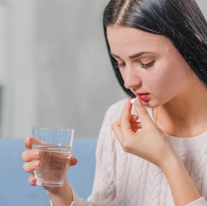 Jika kamu diresepkan obat untuk mengatasi tekanan darah, pastikan untuk mengonsumsinya setiap hari sesuai anjuran, termasuk obat-obatan yang perlu diminum sebelum tidur.