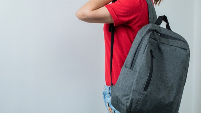 Pilih tas ransel besar dan tahan lama. Tas ini sangat berguna untuk menyimpan semua perlengkapan darurat agar mudah dibawa saat evakuasi./ Foto: freepik.com/azerbaijan_stockers