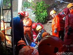 Tebing Tembok Rumah Longsor Timbun Penghuni di Purwakarta