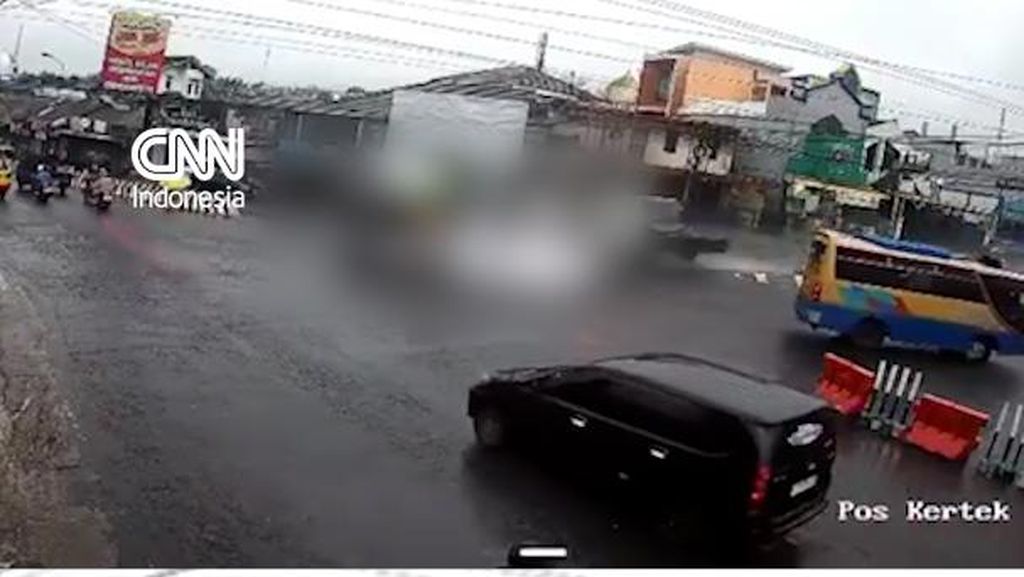 Detik-detik Truk Rem Blong Tabrak Ruko di Wonosobo