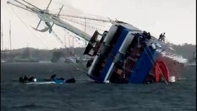 Penampakan Kapal Pinisi di Bali Tenggelam Dihantam Angin Kencang