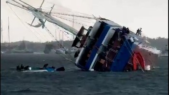 Penampakan Kapal Pinisi di Bali Tenggelam Dihantam Angin Kencang