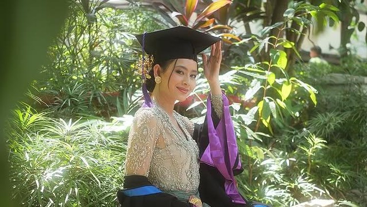 5 Potret Laura Theux Lulus Kuliah Usai Jadi Bunda