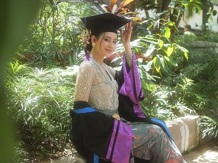 5 Potret Laura Theux Lulus Kuliah Usai Jadi Bunda, Wisuda Didampingi Suami & Anak