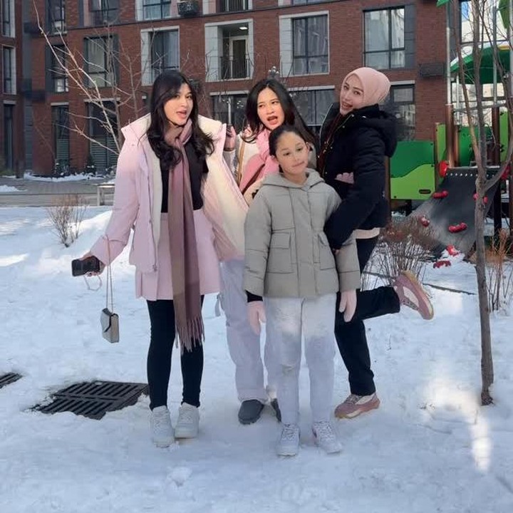 <p>Melalui unggahan di Instagram, Adelia membagikan video singkat saat bersama ketiga putrinya, yakni Shakiena Azalea, Nasha Anaya, dan Princess Kayla Mutiara Pasha. Perlu diketahui, Shakiena dan Nasha adalah putri sambung Adelia. Keduanya adalah anak dari Pasha Ungu dari pernikahan yang berakhir cerai dengan Okie Agustina. (Foto: Instagram @adeliapasha)</p>