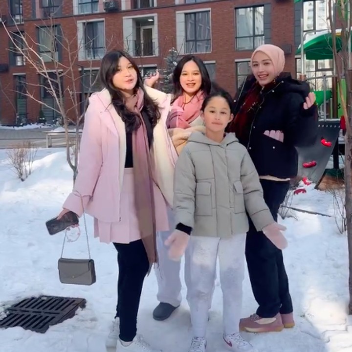 <p>Istri Pasha Ungu, Adelia Wilhelmina, belum lama ini menghabiskan libur menjelang akhir tahun ke Kazakhstan, Asia Tengah. Perempuan 36 tahun ini liburan bersama anak-anaknya, Bunda. (Foto: Instagram @adeliapasha)</p>