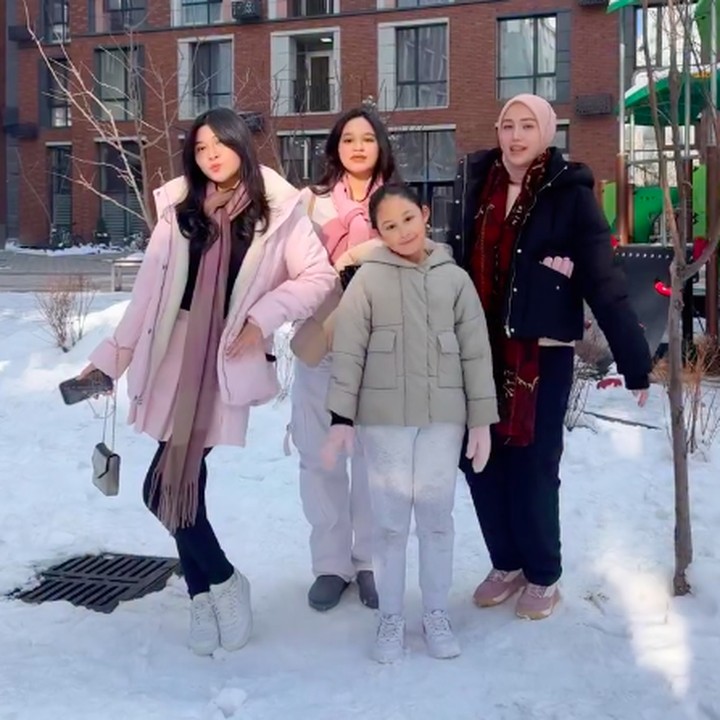 <p>Dalam video singkat ini, Adelia dan ketiga putrinya melakukan <em>lipsync</em>&nbsp;lagu sambil menunjukkan pemandangan musim dingin yang dipenuhi salju di Kazakhstan. "<em>With gurls</em>," tulisnya di Instagram. (Foto: Instagram @adeliapasha)</p>