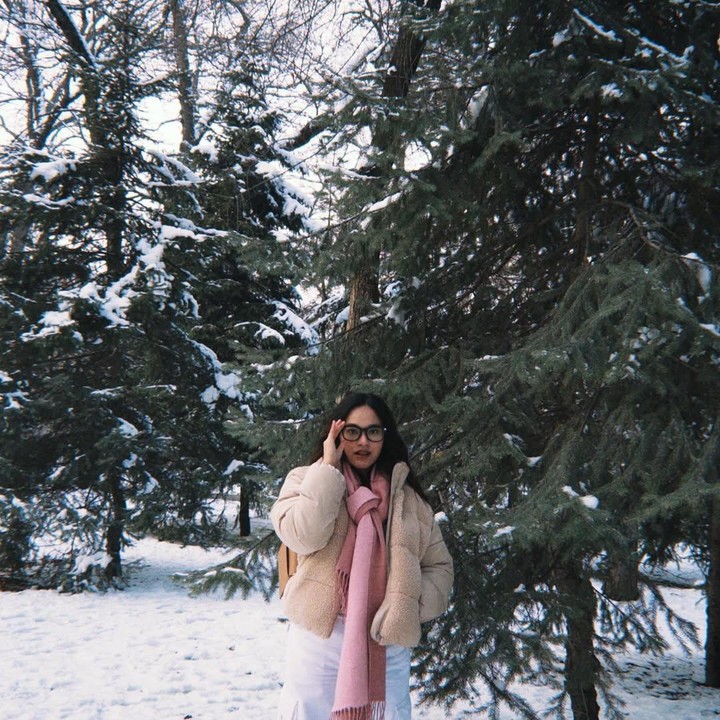 <p>Selain Adelia, sang putri Shakiena Azalea juga mengunggah momen saat liburan di Kazakhstan. Dalam <em>postingan</em> di Instagram miliknya, Shakiena membagikan suasana musim salju. Anak kedua Pasha Ungu ini berpose di dekat pohon yang tertutup salju sambil mengenakan baju musim dingin bernuansa <em>peach</em> dan syal merah muda. (Foto: Instagram @shakiena.azalea)</p>