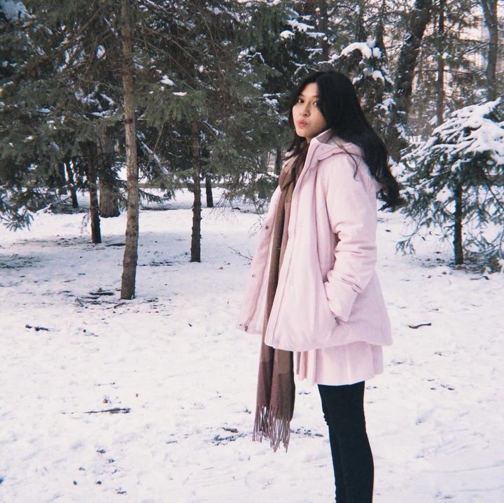 <p>Nasha Anaya juga membagikan potret serupa di Instagram pribadinya, Bunda. Finalis GADIS Sampul 2025 ini terlihat cantik mengenakan baju musim dingin serba pink. "<em>on wednesday we wear pink</em>," tulisnya di unggahan tersebut. (Foto: Instagram @nasha.anayaa)</p>