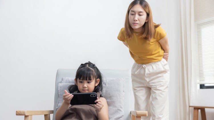 Anak Makin Lengket sama Gadget Selama Liburan&comma; Harus Bagaimana&quest;