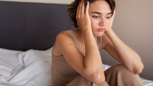 Jika kamu sedang stres, maka coba silangkan tangan di dada seperti memeluk diri sendiri. Coba tepuk-tepuk bahu dengan lembut.