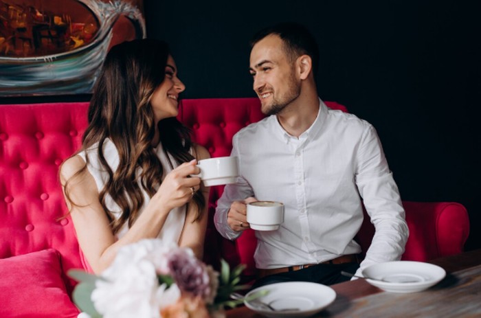 Aquarius memiliki cara unik dalam mengekspresikan kesetiaan. Mereka jarang menunjukkan emosi secara langsung, tetapi sangat menghargai komitmen dan kepercayaan./ Foto: freepik.com/freepic.diller