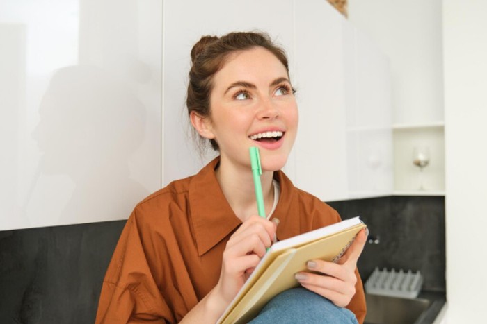 Aquarius dikenal spontan dengan ide-ide unik dan tak terduga. Keputusan mendadaknya sering mencerminkan sisi eksentrik dan visioner./ Foto: freepik.com/benzoix