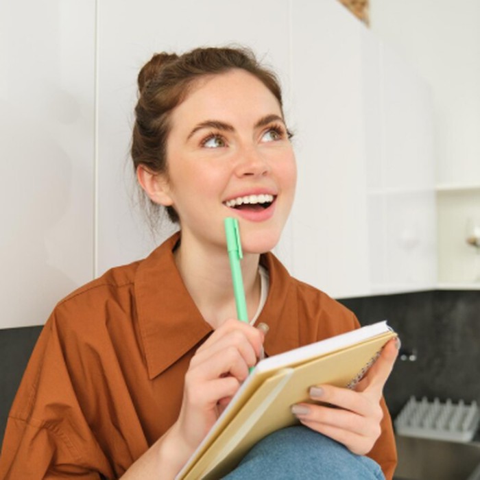 Aquarius dikenal spontan dengan ide-ide unik dan tak terduga. Keputusan mendadaknya sering mencerminkan sisi eksentrik dan visioner./ Foto: freepik.com/benzoix