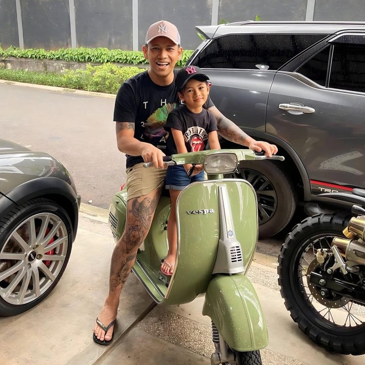 <p>Boris Bokir, pemain film <em>Agak Laen</em>, terlihat menghabiskan waktu bersama sang anak dengan menaiki sepeda motor. Momen ini menampilkan sisi hangat Boris sebagai ayah yang dekat dengan anaknya. (Foto: Instagram @borisbokir_)</p>
