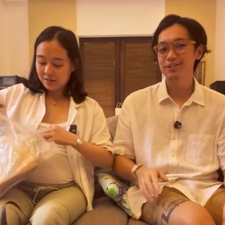<p>Brandon mengaku bahwa ia dan sang istri kini memiliki prioritas baru menjelang kelahiran anak pertama. Pasangan yang resmi menikah pada 19 April 2025 ini jadi suka belanja untuk kebutuhan janin di dalam kandungan Dhika. "Sekarang kita kalau belanja tuh udah bukan buat kita, tapi belanja buat <em>baby</em>," ungkap Brandon. (Foto: Instagram @brandonsalim)</p>