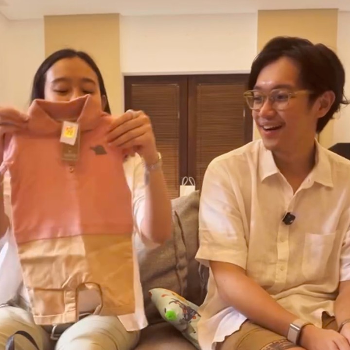 <p>Dalam video unboxing ini, Brandon dan Dhika memperlihatkan beberapa perlengkapan bayi yang baru dibeli, seperti baju dengan desain lucu, tas popok, hingga selimut bayi. Keduanya banyak memilih warna-warna netral untuk perlengkapan calon anak pertama mereka. (Foto: Instagram @brandonsalim)</p>