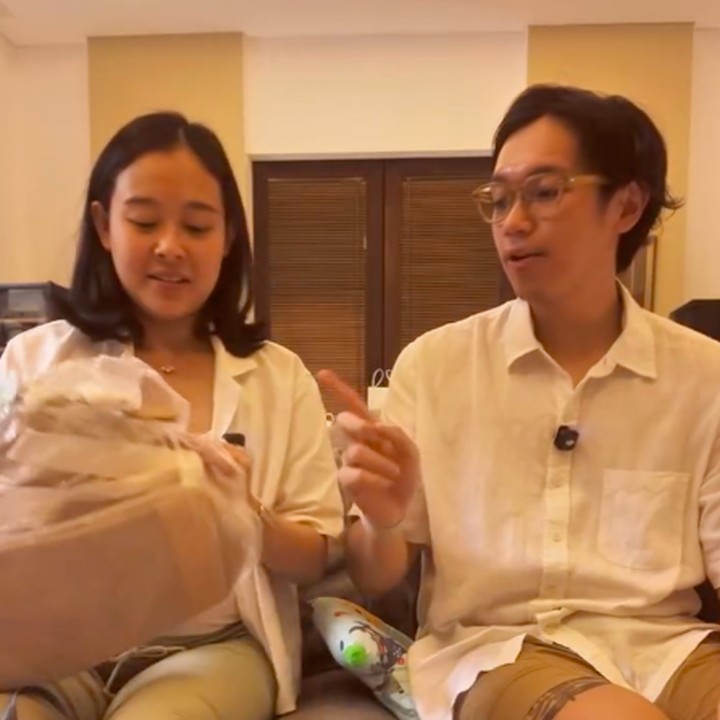 <p>Pasangan Brandon Salim dan Dhika Himawan sebentar lagi akan dikaruniai anak pertama, Bunda. Jelang persalinan, keduanya disibukkan dengan aktivitas unik, yakni belanja dan <em>unboxing</em> perlengkapan bayi. (Foto: Instagram @brandonsalim)</p>