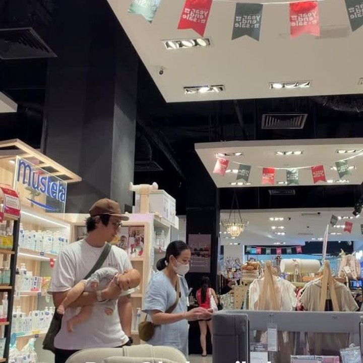 <p>Sebelum video <em>unboxing</em>, Brandon juga sempat mengunggah video ketika belanja perlangkapan bayi bersama sang istri. Di video ini, Dhika terlihat sibuk memilih tempat tidur bayi, sementara Brandon tampak menggendong boneka di tangannya. Brandon sepertinya sedang belajar cara menggendong bayi sambil menemani istrinya belanja. (Foto: Instagram @brandonsalim)</p>