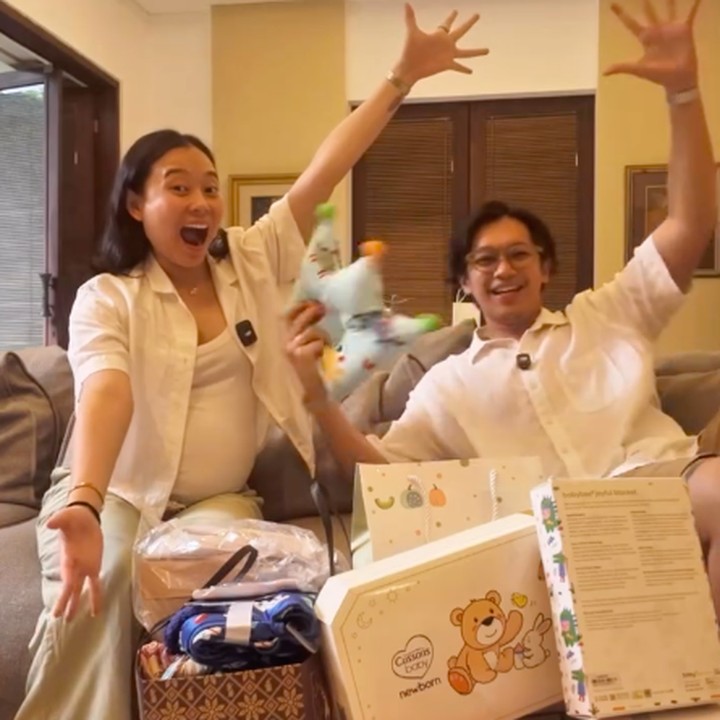<p>Baru-baru ini, Brandon dan Dhika mengunggah video <em>unboxing</em> perlengkapan bayi di akun Instagram. Brandon&nbsp;secara khusus mengungkap soal kebiasaan barunya bersama sang istri selama hamil anak pertama ini. "Biasanya gue sama Dhika, setiap hari Minggu itu <em>ngedate</em>-nya pergi sarapan keluar. Tapi sekarang kita <em>ngedate</em>-nya <em>unboxing</em> perlengkapan bayi," kata anak Ferry Salim ini. (Foto: Instagram @brandonsalim)</p>