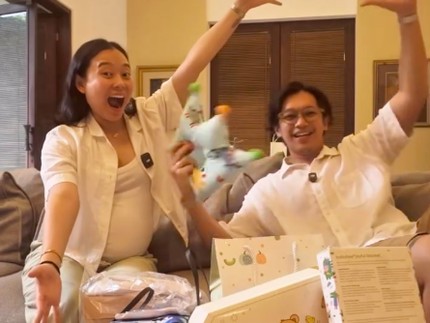 Potret Brandon Salim dan Dhika Himawan Unboxing Perlengkapan Bayi Jelang Kelahiran Anak