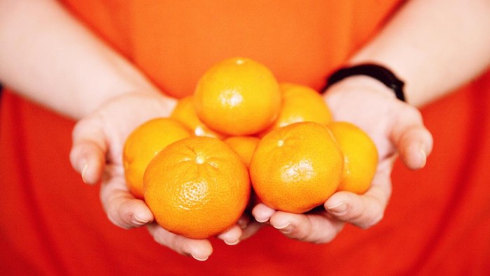 Tradisi Filipina memercayai memiliki 13 buah berbentuk seperti koin di rumah saat malam tahun baru dapat mendatangkan keberuntungan.