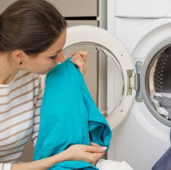 8 Cara Ampuh Mencegah Bau Apek Pakaian saat Musim Hujan