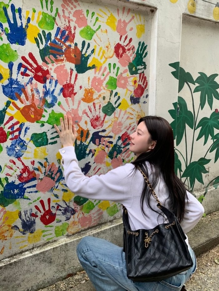 Outfit denim ala Go Yoon Jung menghadirkan gaya liburan yang simpel dan timeless. Perpaduan jaket putih dan jeans cocok untuk aktivitas outdoor./ Foto: instagram.com/goyounjung