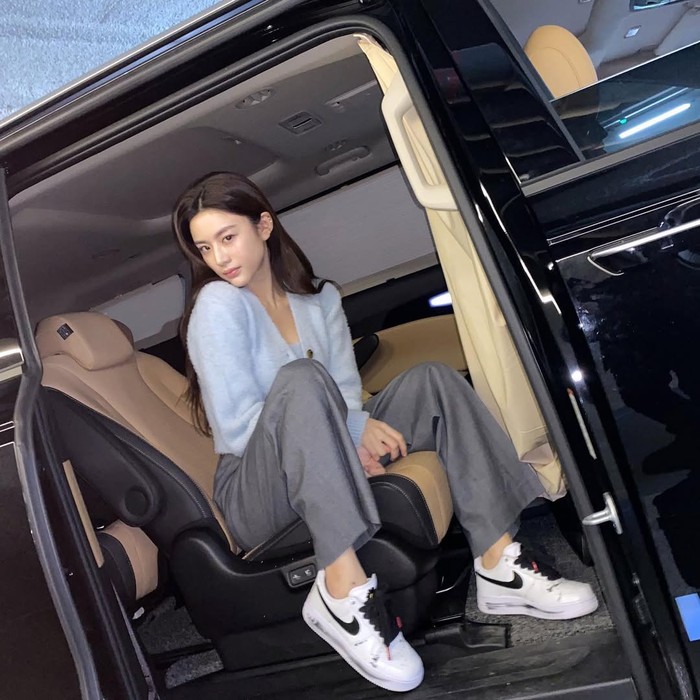 Outfit knit top ala Go Yoon Jung menghadirkan gaya cozy yang tetap stylish. Cocok untuk traveling atau aktivitas santai./ Foto: instagram.com/goyounjung