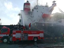 Belasan Damkar Jinakkan Kebakaran Kapal Peti Kemas di Tanjung Perak