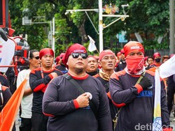 Video Massa Buruh Gelar Aksi Unjuk Rasa di DPRD Jakarta, Ini Tuntutannya!