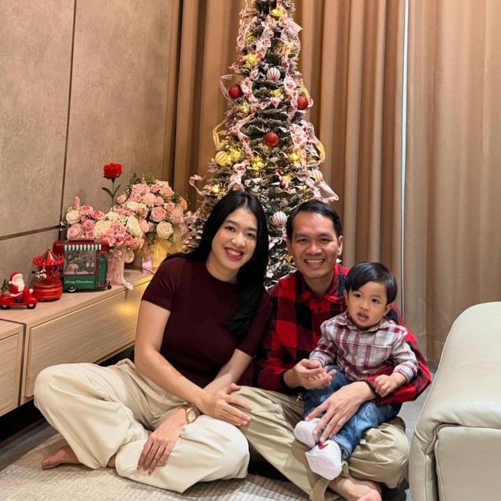 <p>Di balik kesuksesan film Agak Laen, para pemain tetap menikmati momen hangat bersama anak. Salah satunya ada Bene Dion yang merayakan Natal bersama istri dan putranya dalam suasana sederhana penuh kehangatan (Foto: Instagram @bene_dion)</p>