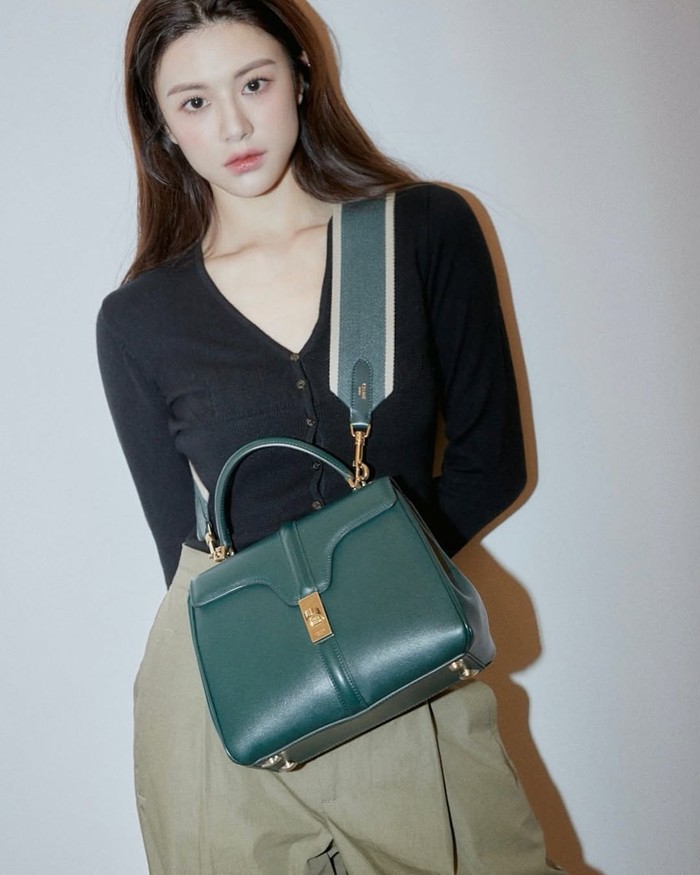 Outfit Go Yoon Jung memadukan kesan feminin dan kasual dalam satu tampilan. Cocok untuk liburan dengan gaya lebih rapi tapi tetap santai./ Foto: instagram.com/goyounjung