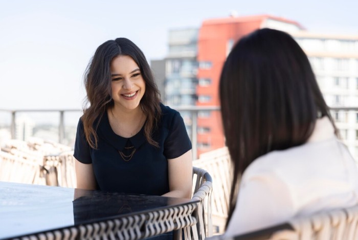 Gemini sering dicap sarkas karena kecerdasan verbal dan humor cepat mereka. Kata-kata tajam Gemini sering muncul tanpa mereka sadari./ Foto: freepik.com