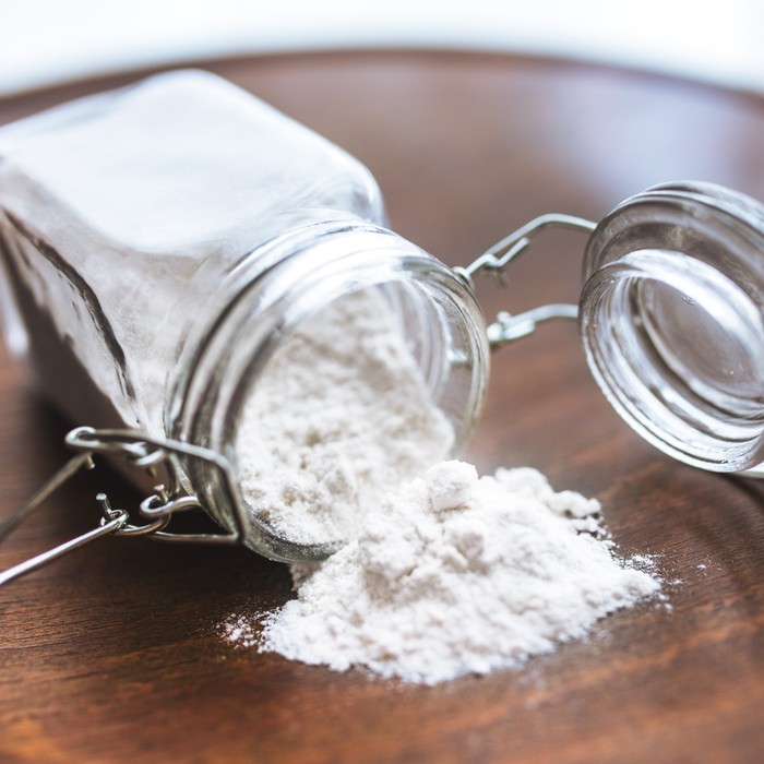 Tambahkan baking soda atau cuka putih saat mencuci untuk menghilangkan bau apek. Baking soda memiliki senyawa yang ampuh menetralisir bau tidak sedap, sementara cuka dapat membunuh mikroba penyebab bau.