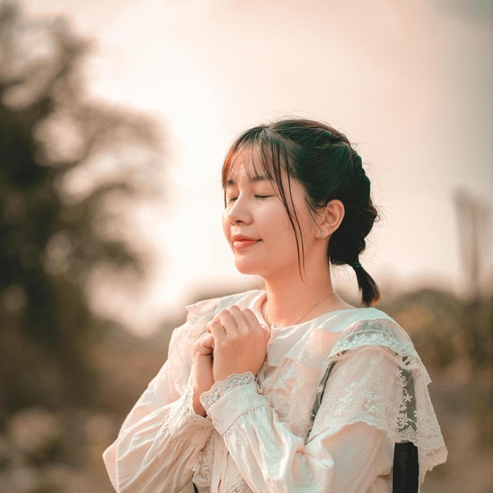 Orang yang bahagia selalu bersyukur untuk hal sekecil apa pun. Bersyukur membantu fokus ke hal-hal positif.