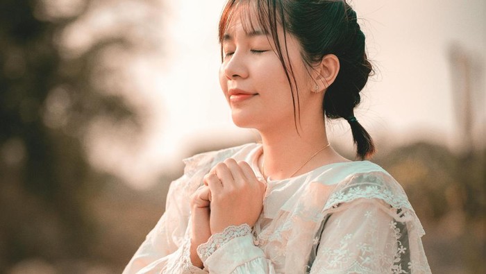 Orang yang bahagia selalu bersyukur untuk hal sekecil apa pun. Bersyukur membantu fokus ke hal-hal positif.