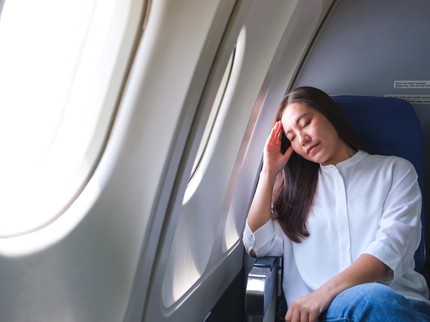 Kebiasaan Tidur Bersandar di Jendela Pesawat Ternyata Bahaya, Ini Alasannya Bun!