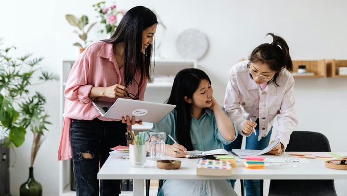Orang yang bahagia menciptakan batasan dan membagi prioritas. Mereka menjaga kesehatan mentalnya sendiri.