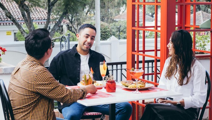 Jumlah tamu yang berbeda. Sebaiknya disampaikan saat tiba total rombongan agar bisa dipersiapkan.