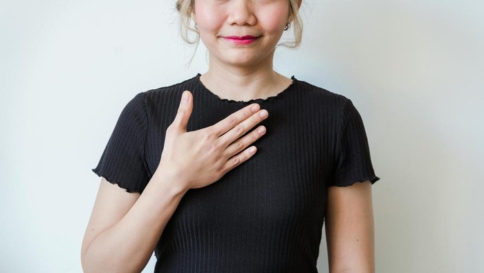 Orang yang bahagia mengucapkan self-affirmation. Mereka akan memvalidasi dirinya sendiri.