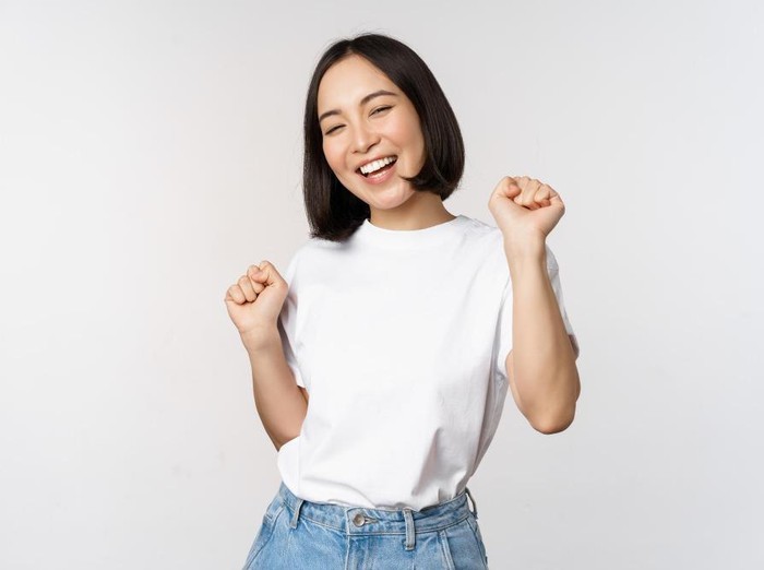 Tak banyak diketahui, jalan kaki singkat juga dapat meningkatkan suasana hatimu. Hal ini karena olahraga meningkatkan kadar serotonin dan dopamin, serta memicu pelepasan endorfin yang membantu meningkatkan suasana hati dan mendorong emosi positif.