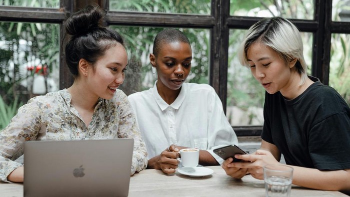 Orang yang bahagia memiliki growth mindset. Mereka mencari pembelajaran, bukan kesalahan.