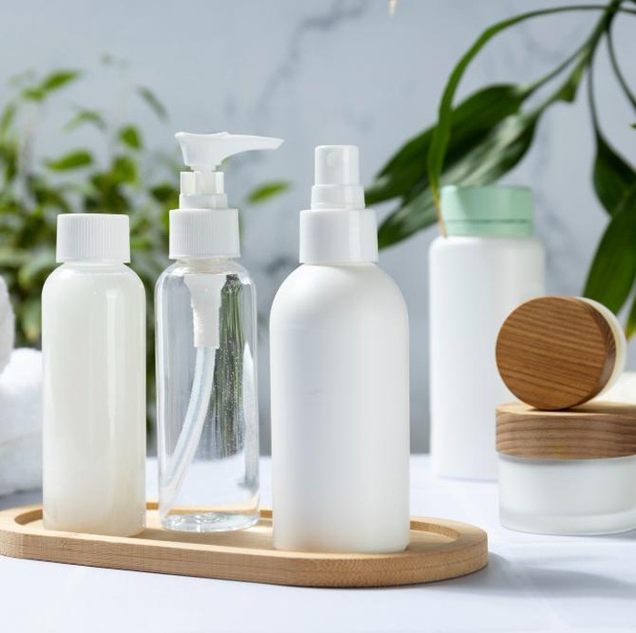 Sama seperti sabun mini yang tersedia di kamar mandi, shampoo, conditioner, body wash, dan lotion ukuran travel juga boleh dibawa pulang dari kamar hotel kamu.