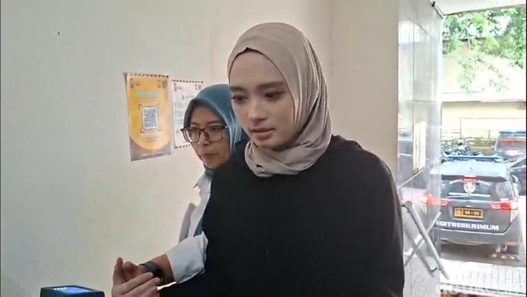 Inara Rusli ditemui di Polda Metro Jaya&comma; Senin &lpar;29&sol;12&sol;2025&rpar;&period;