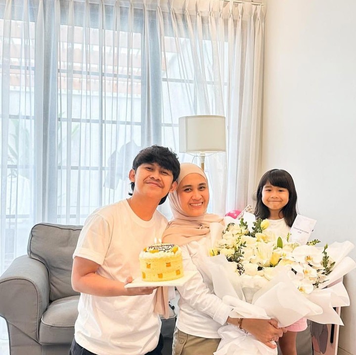 <p>Indra Jegel, salah satu pemain utama film <em>Agak Laen</em>, tampak merayakan ulang tahun sang istri bersama anak mereka. Momen ini memperlihatkan kehangatan keluarga dan kebersamaan yang terasa begitu dekat. (Foto: Instagram @indrajegel)</p>