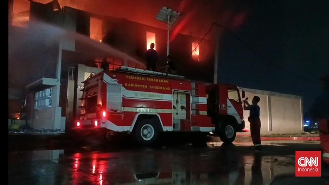 Sebuah pabrik produksi aksesoris mobil yang berlokasi di Kawasan industri Bussiness Laksana Park, Kecamatan Pakuhaji, Kabupaten Tangerang, terbakar.