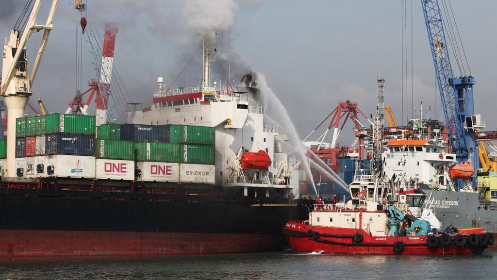 Kapal Kontainer Verizon Terbakar di Surabaya, 16 Damkar Diterjunkan