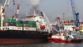 Kapal Kontainer Verizon Terbakar di Surabaya, 16 Damkar Diterjunkan