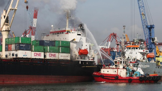 Sebuah kapal kontainer Verizon Surabaya mengalami kebakaran di Pelabuhan Tanjung Perak Surabaya. Tak ada korban jiwa dalam peristiwa ini.